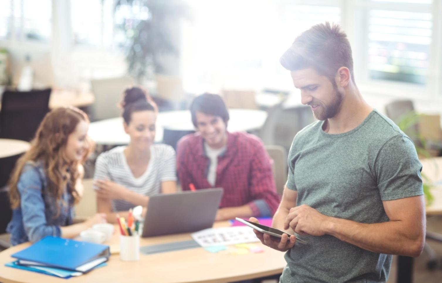 Estudiantes aprendiendo gestión financiera en ambiente educativo moderno